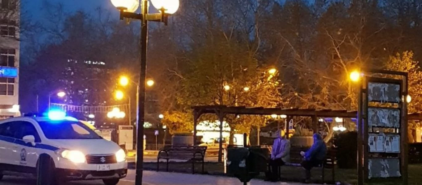 Τρίκαλα: Το περιπολικό φώναζε κι οι παππούδες… δεν έφευγαν